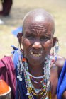 Retrato de anciana, mujer africana, Masai Mara - foto de stock