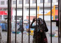 Femme locale dans la rue à Zanzibar, Afrique — Photo de stock