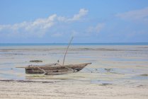 Barco en la playa Isla de Zanzíbar - foto de stock