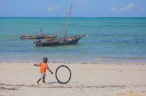 Niño en la playa isla de Zanzíbar - foto de stock