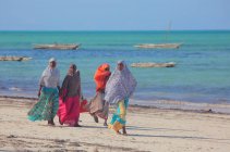 Mujeres locales en la playa Isla de Zanzíbar - foto de stock