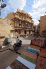 Calle estrecha en Jaisalmer. India
. - foto de stock