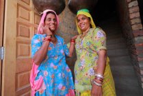 Женщины рядом с домом в Jaisalmer . — стоковое фото