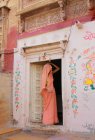 Junge Frau in der Nähe von Haus in Jaisalmer. — Stockfoto