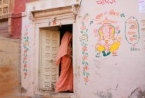 Mujer joven cerca de casa en Jaisalmer . - foto de stock