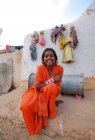 Glücklich lächelnde indische Frau — Stockfoto