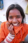 Счастливая улыбающаяся индийская женщина — стоковое фото
