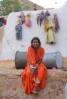 Счастливая улыбающаяся индийская женщина — стоковое фото