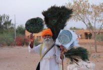 Indianer mit orangefarbenem Turban — Stockfoto
