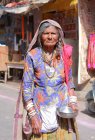 Indian woman  in  sari in Pushkar — Stock Photo