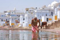 Indischer armer Mann badet — Stockfoto