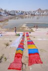 Люди прання у святу озеро в Пушкар — стокове фото