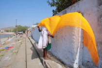Homem seca roupas em Pushkar — Fotografia de Stock