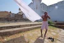 Человек сушит одежду в Пушкаре — стоковое фото