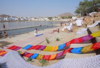 Personnes se lavant dans le lac sacré à Pushkar — Photo de stock