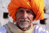 Индиец с оранжевым тюрбаном — стоковое фото
