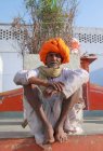 Hombre indio con turbante naranja - foto de stock