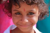 Feliz chica india sonriente - foto de stock