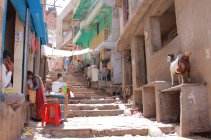 La population locale dans la rue à Pushkar (Inde. État du Rajasthan ) — Photo de stock