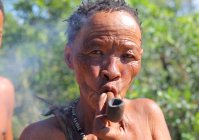 San bushman smoking — Stock Photo