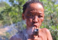 San Bushman fumer — Photo de stock