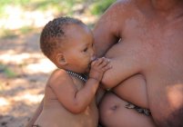 San bushwoman com criança — Fotografia de Stock
