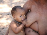 San bushwoman con bambino — Foto stock