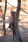 Niño en la aldea de la tribu de los bosquimanos - foto de stock