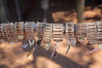 Pulseras hechas a mano en Grashoek - foto de stock