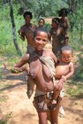 San bushwoman con niño - foto de stock