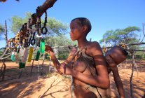 San bushwoman з дитиною — стокове фото