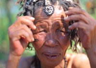 Old bushwoman in the kalahari desert — Stock Photo