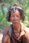 Vieille bushwoman dans le désert de Kalahari — Photo de stock