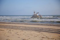 Заброшенное судно на пляже — стоковое фото