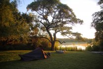 Río Okavango, campamento de Ngepi - foto de stock