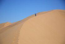 Homme aux dunes de sable — Photo de stock