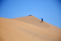Люди в песчаных дюнах — стоковое фото