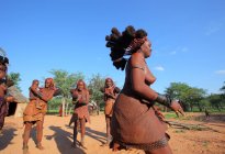 Frauen tanzen im Dorf des himba Stammes — Stockfoto
