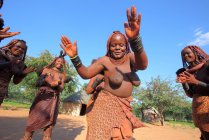 Mujeres bailando en la aldea de la tribu Himba - foto de stock
