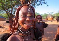 Mujeres posando en la aldea de la tribu Himba - foto de stock