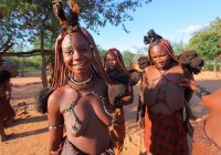 Mujeres posando en la aldea de la tribu Himba - foto de stock
