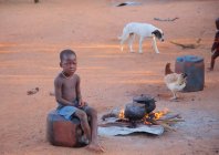 Маленький хлопчик у селі Himba племені — стокове фото