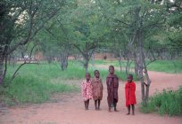 Kinder im Dorf des himba Stammes — Stockfoto