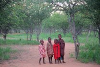 Bambini nel villaggio di Himba tribù — Foto stock