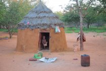 Kleines Kind im Dorf des Himba-Stammes — Stockfoto