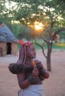 Mulher local na aldeia da tribo Himba — Fotografia de Stock