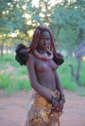 Местная женщина из деревни Химба — стоковое фото