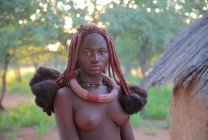 Donna locale nel villaggio di Himba tribù — Foto stock