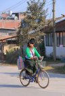 Frau auf Fahrrad in Muang Sing — Stockfoto