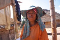 Mujer de la tribu Akha en Chiang Rai - foto de stock
